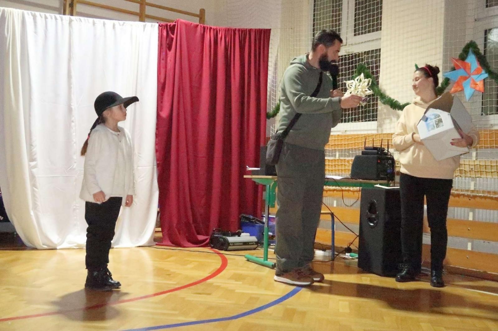 Zdjęcie w galerii na portalu naszraciborz.pl: Przedświąteczny kiermasz i występy uczniów ZSP3 na Płoni wiadomości z regionu