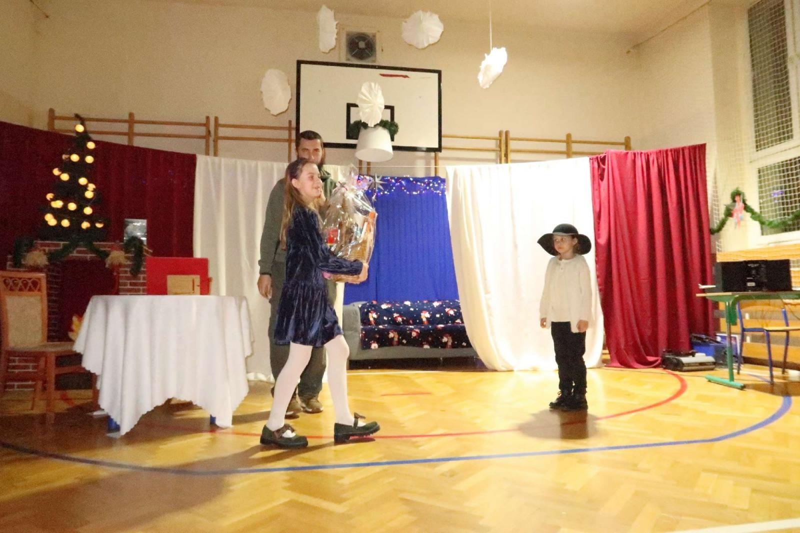 Zdjęcie w galerii na portalu naszraciborz.pl: Przedświąteczny kiermasz i występy uczniów ZSP3 na Płoni wiadomości z regionu