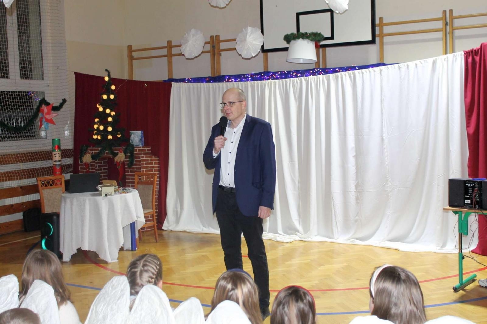 Zdjęcie w galerii na portalu naszraciborz.pl: Przedświąteczny kiermasz i występy uczniów ZSP3 na Płoni wiadomości z regionu