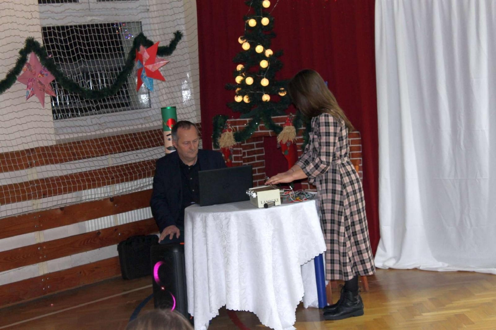 Zdjęcie w galerii na portalu naszraciborz.pl: Przedświąteczny kiermasz i występy uczniów ZSP3 na Płoni wiadomości z regionu