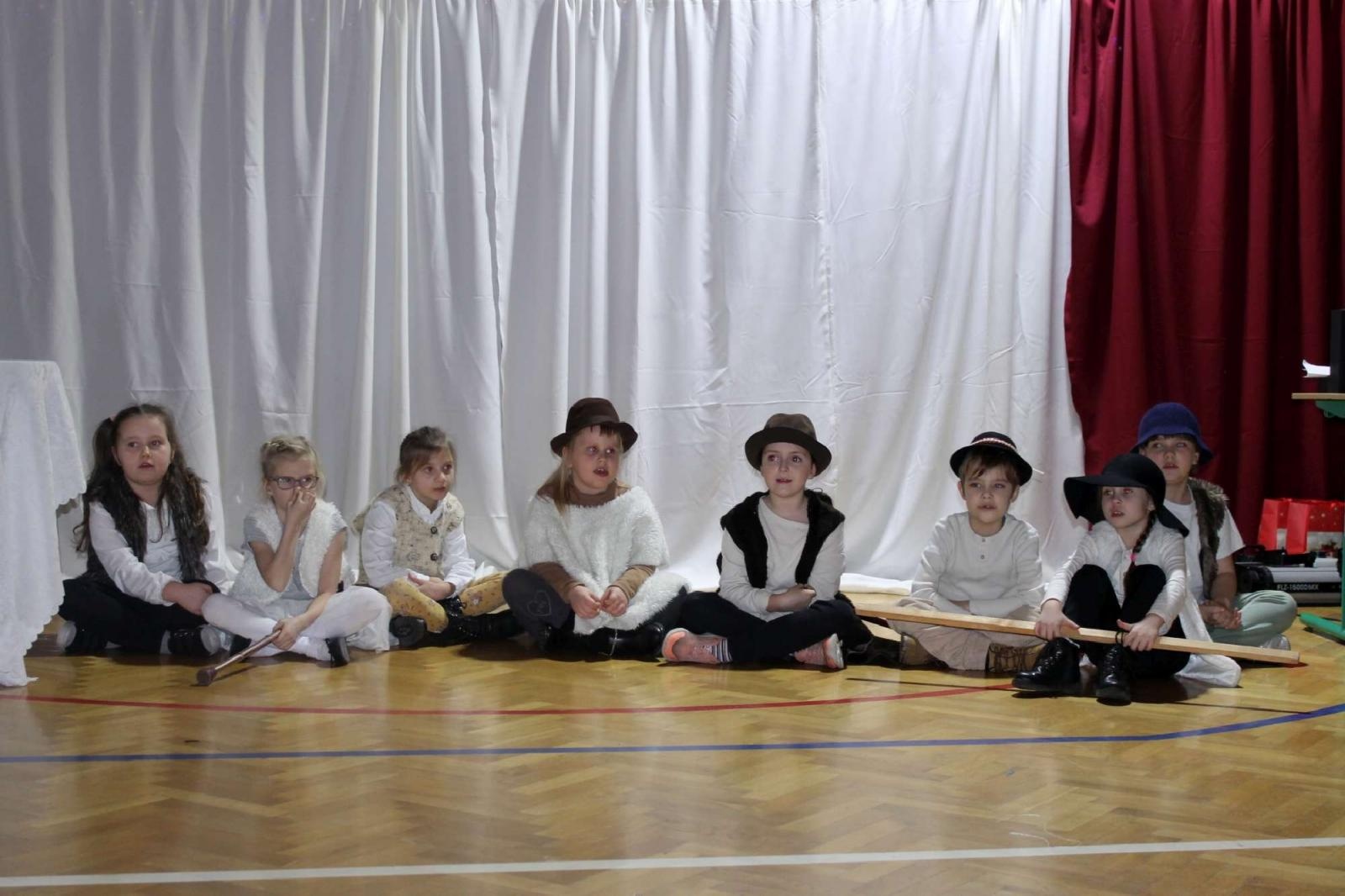 Zdjęcie w galerii na portalu naszraciborz.pl: Przedświąteczny kiermasz i występy uczniów ZSP3 na Płoni wiadomości z regionu