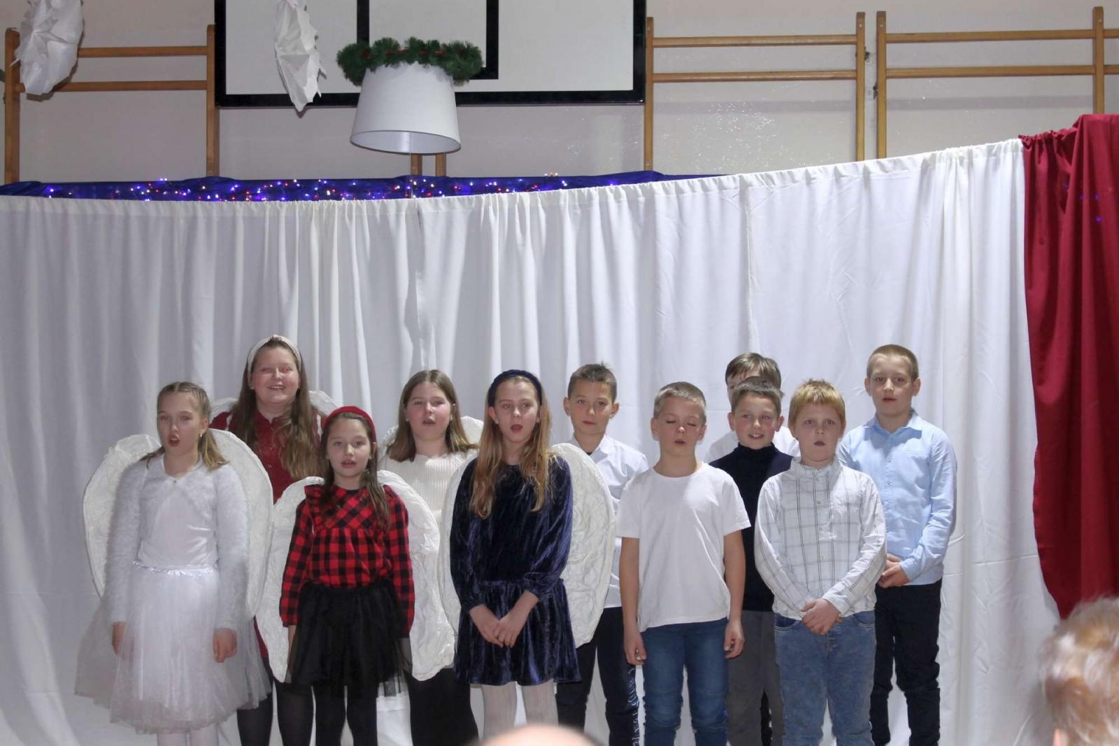 Zdjęcie w galerii na portalu naszraciborz.pl: Przedświąteczny kiermasz i występy uczniów ZSP3 na Płoni wiadomości z regionu