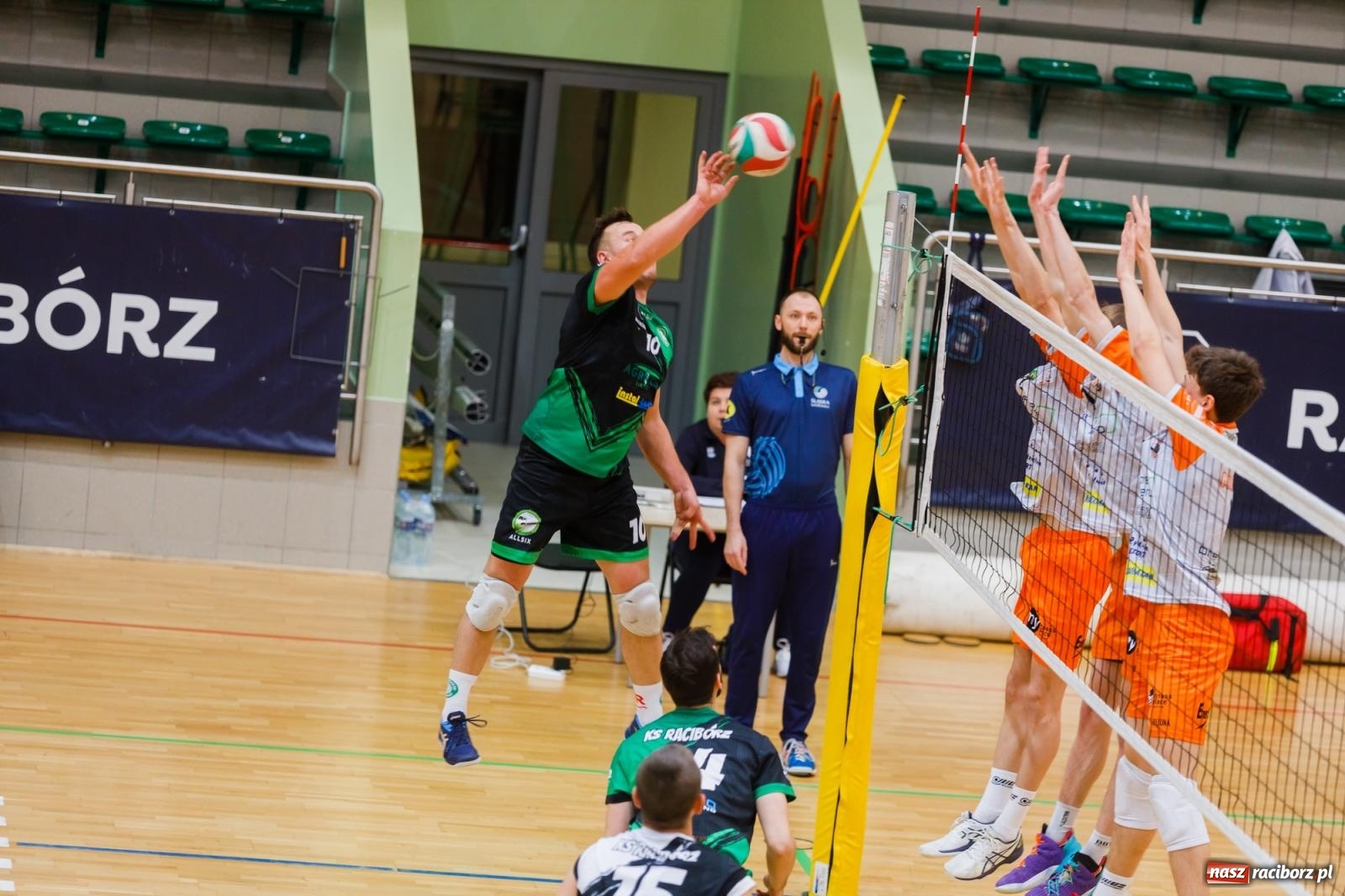 Zdjęcie w galerii na portalu naszraciborz.pl: Zimny prysznic w pierwszym secie, a potem z górki [FOTO] wiadomości z regionu
