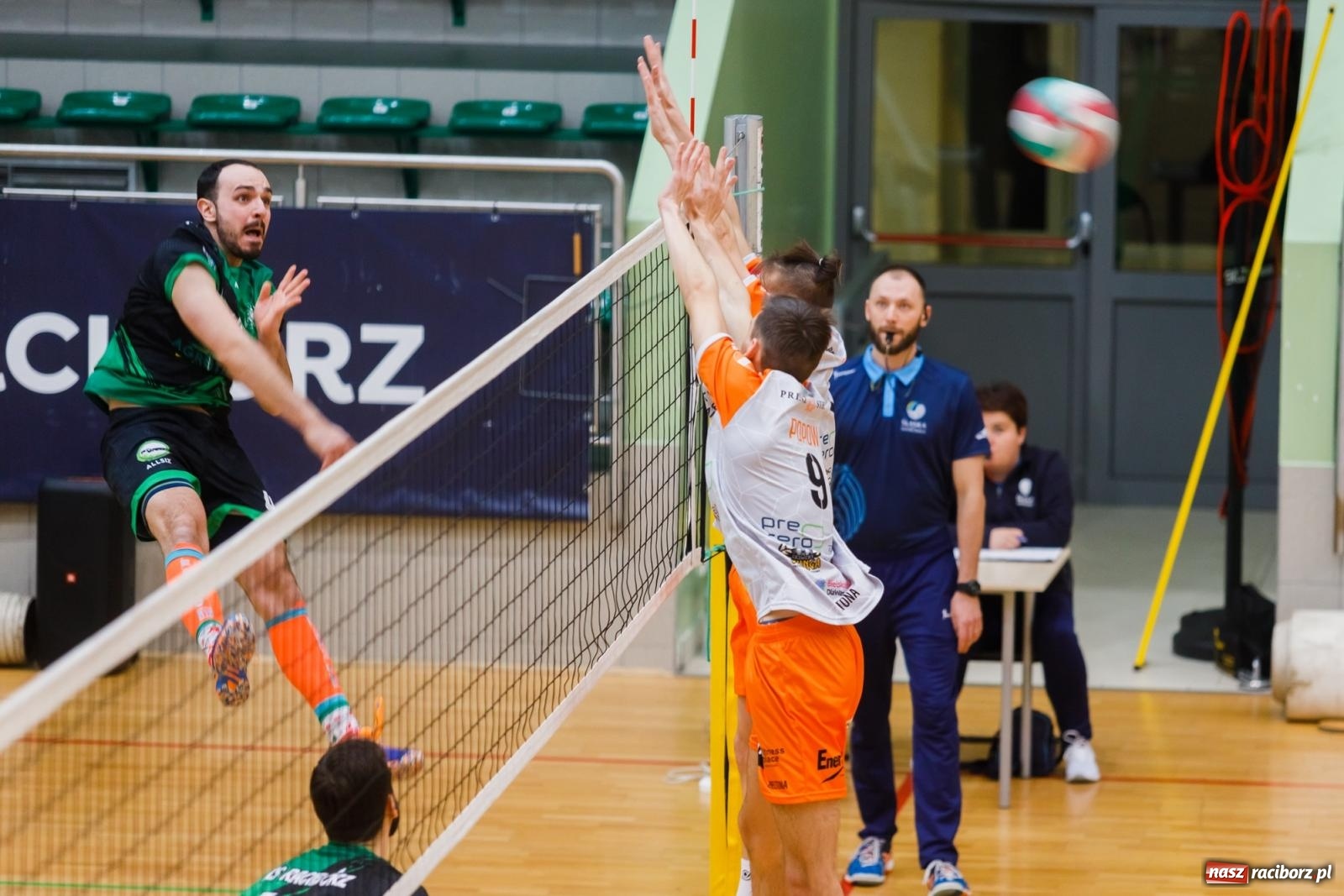 Zdjęcie w galerii na portalu naszraciborz.pl: Zimny prysznic w pierwszym secie, a potem z górki [FOTO] wiadomości z regionu