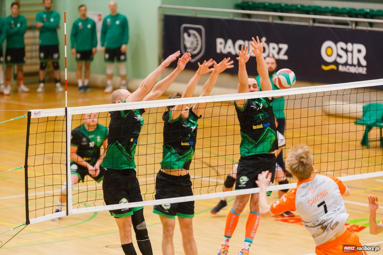 Zdjęcie w galerii na portalu naszraciborz.pl: Zimny prysznic w pierwszym secie, a potem z górki [FOTO] wiadomości z regionu