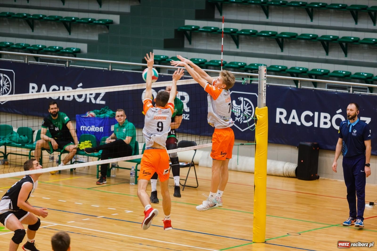Zdjęcie w galerii na portalu naszraciborz.pl: Zimny prysznic w pierwszym secie, a potem z górki [FOTO] wiadomości z regionu
