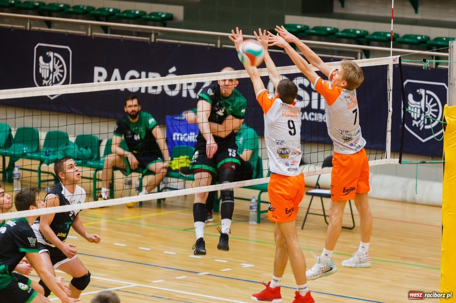 Zdjęcie w galerii na portalu naszraciborz.pl: Zimny prysznic w pierwszym secie, a potem z górki [FOTO] wiadomości z regionu