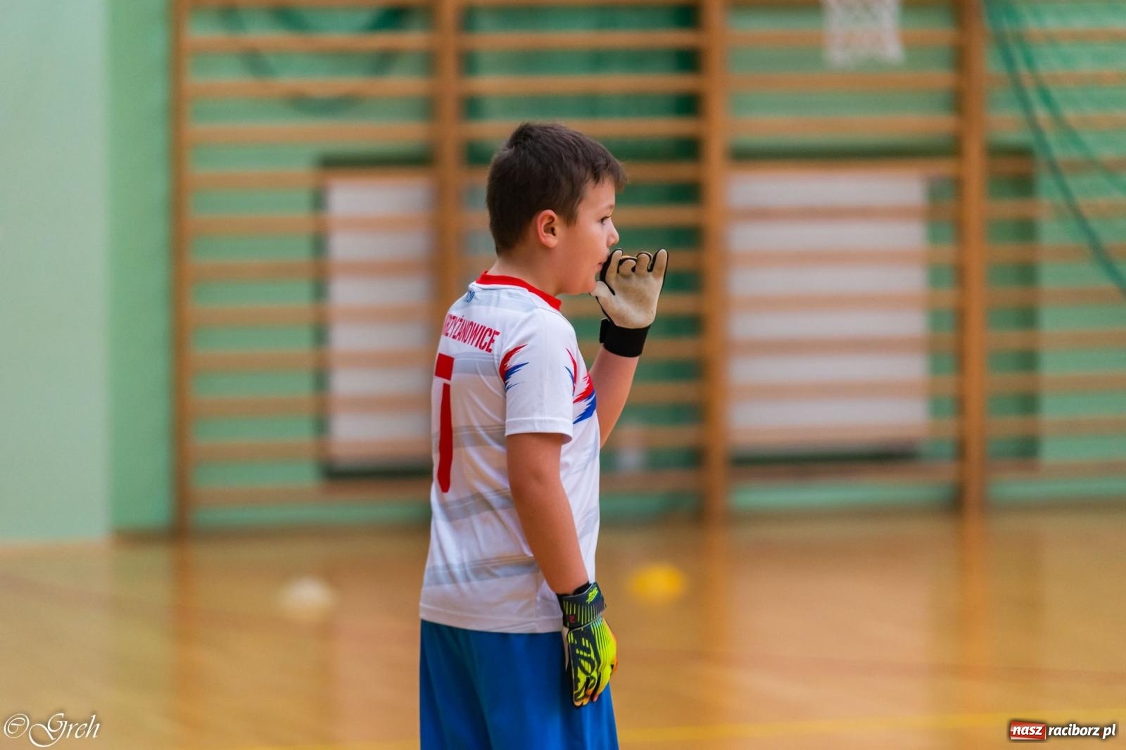 Zdjęcie w galerii na portalu naszraciborz.pl: Świąteczne zmagania piłkarskie w hali OSiR [FOTO i WIDEO] wiadomości z regionu