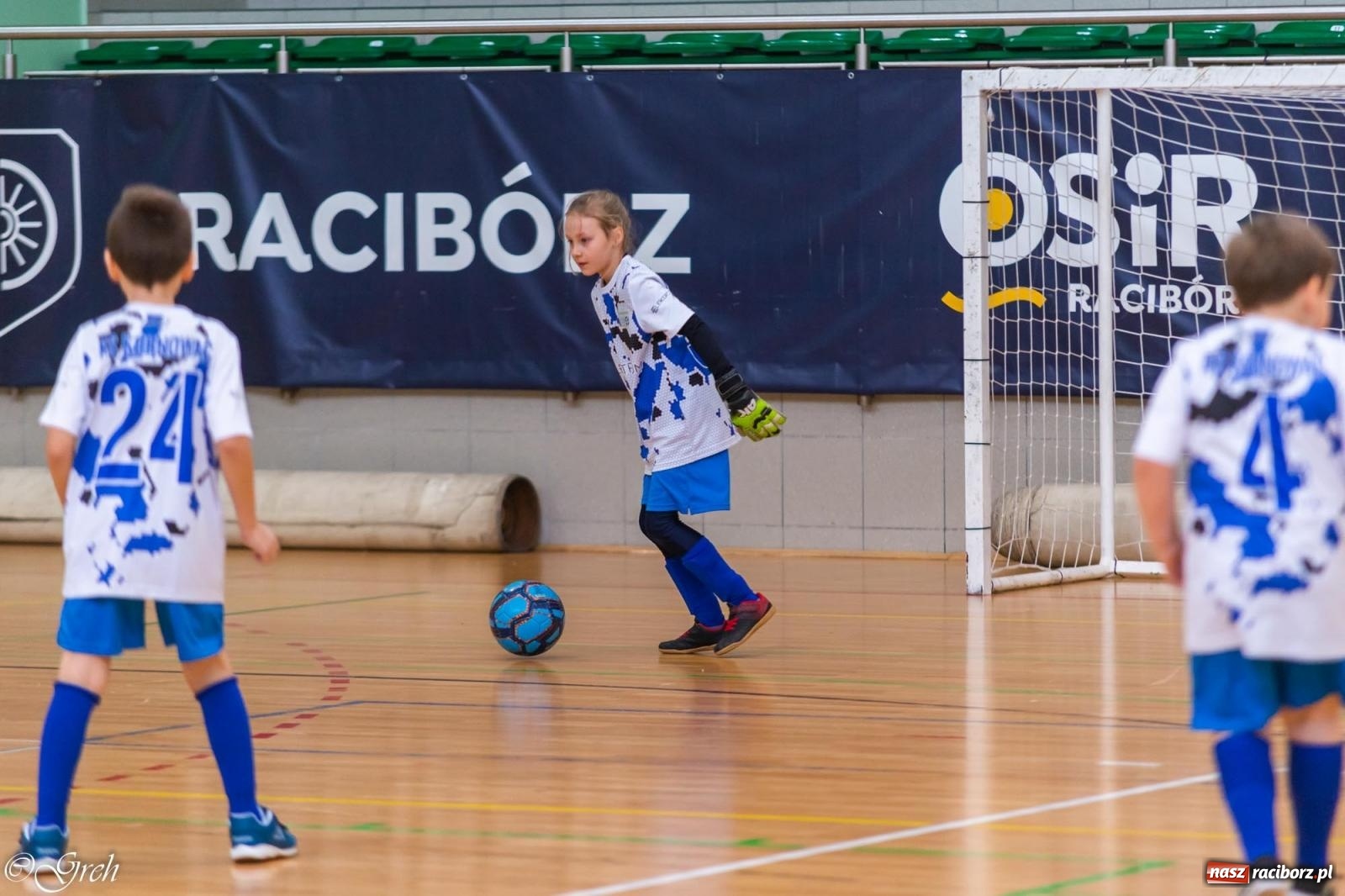 Zdjęcie w galerii na portalu naszraciborz.pl: Świąteczne zmagania piłkarskie w hali OSiR [FOTO i WIDEO] wiadomości z regionu