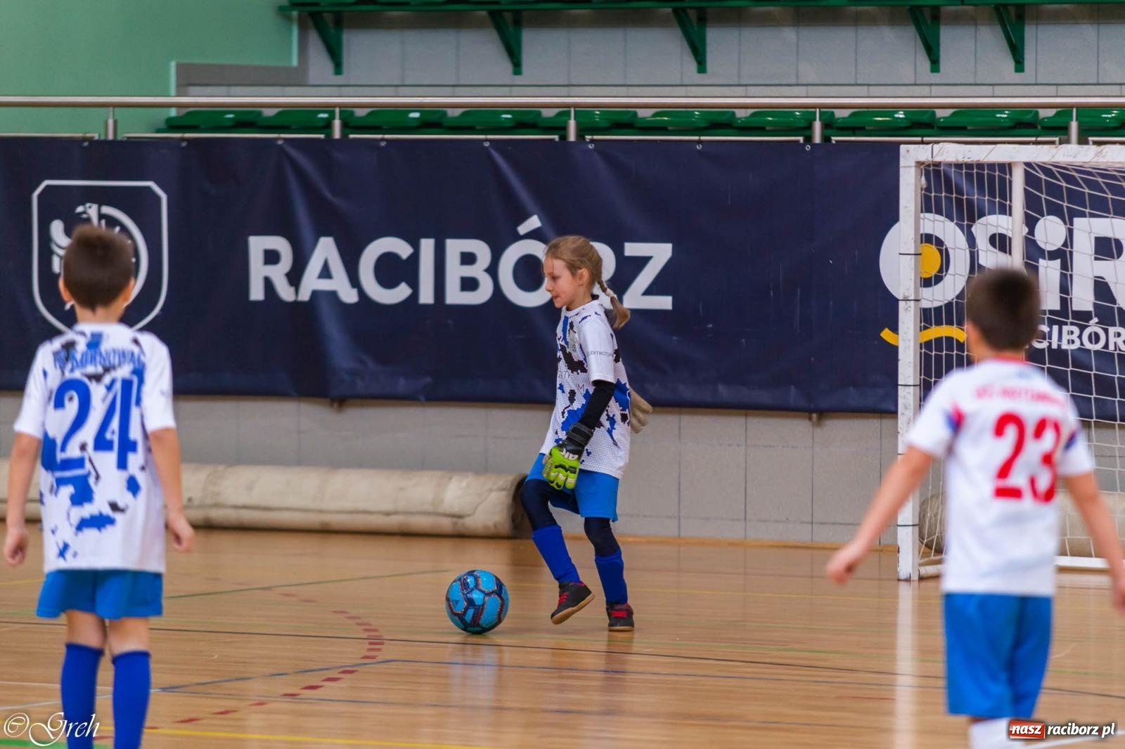 Zdjęcie w galerii na portalu naszraciborz.pl: Świąteczne zmagania piłkarskie w hali OSiR [FOTO i WIDEO] wiadomości z regionu