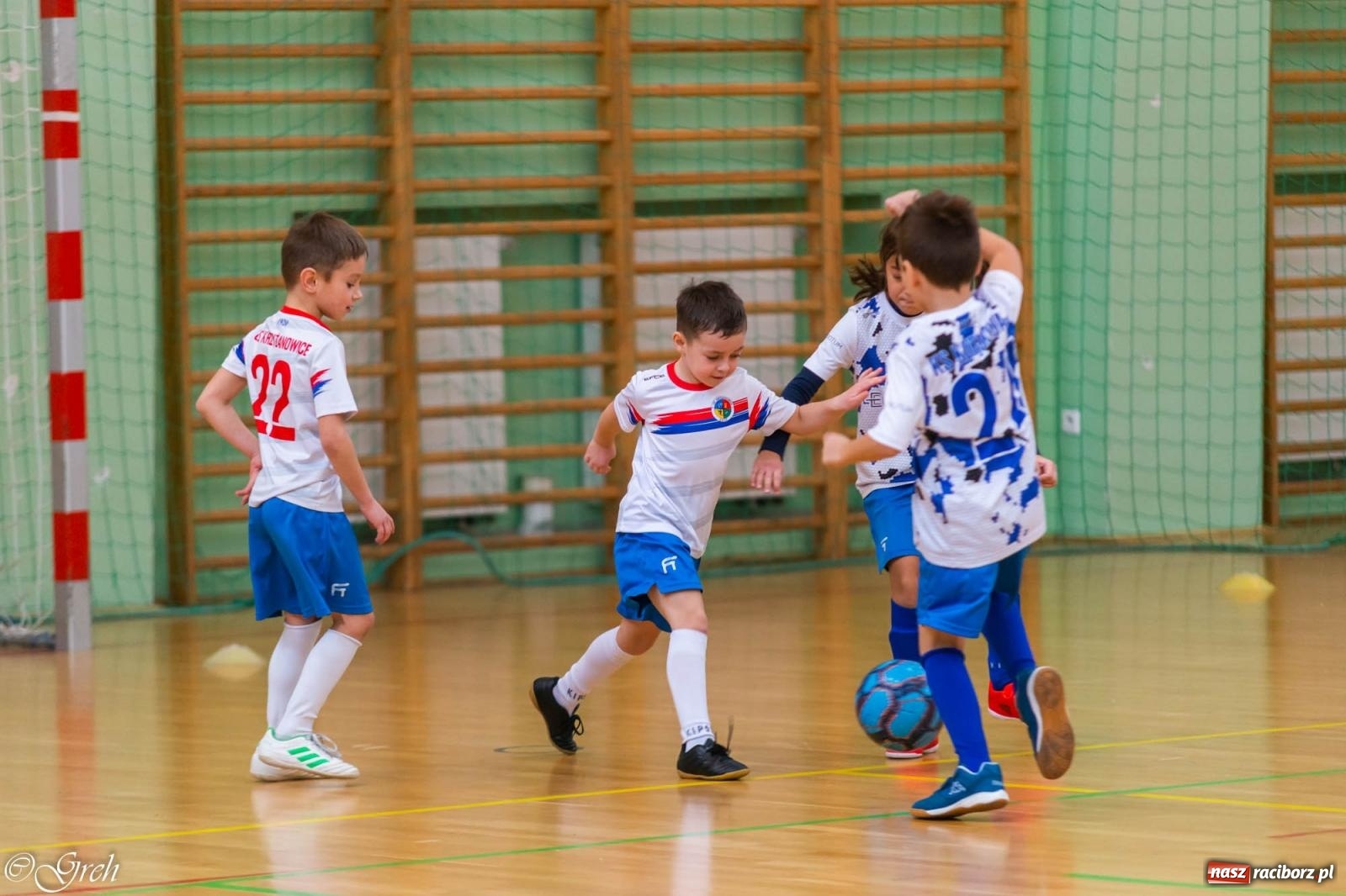 Zdjęcie w galerii na portalu naszraciborz.pl: Świąteczne zmagania piłkarskie w hali OSiR [FOTO i WIDEO] wiadomości z regionu