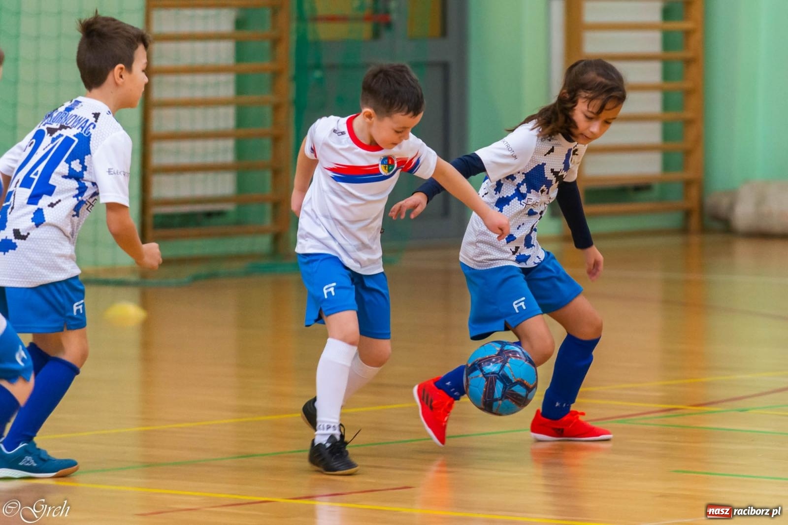 Zdjęcie w galerii na portalu naszraciborz.pl: Świąteczne zmagania piłkarskie w hali OSiR [FOTO i WIDEO] wiadomości z regionu