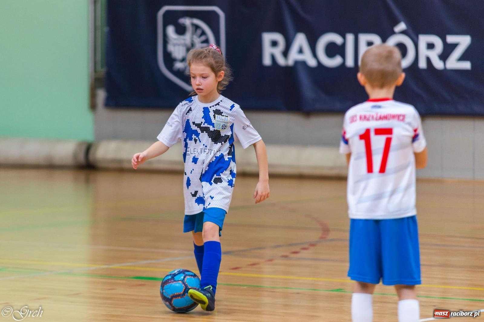 Zdjęcie w galerii na portalu naszraciborz.pl: Świąteczne zmagania piłkarskie w hali OSiR [FOTO i WIDEO] wiadomości z regionu