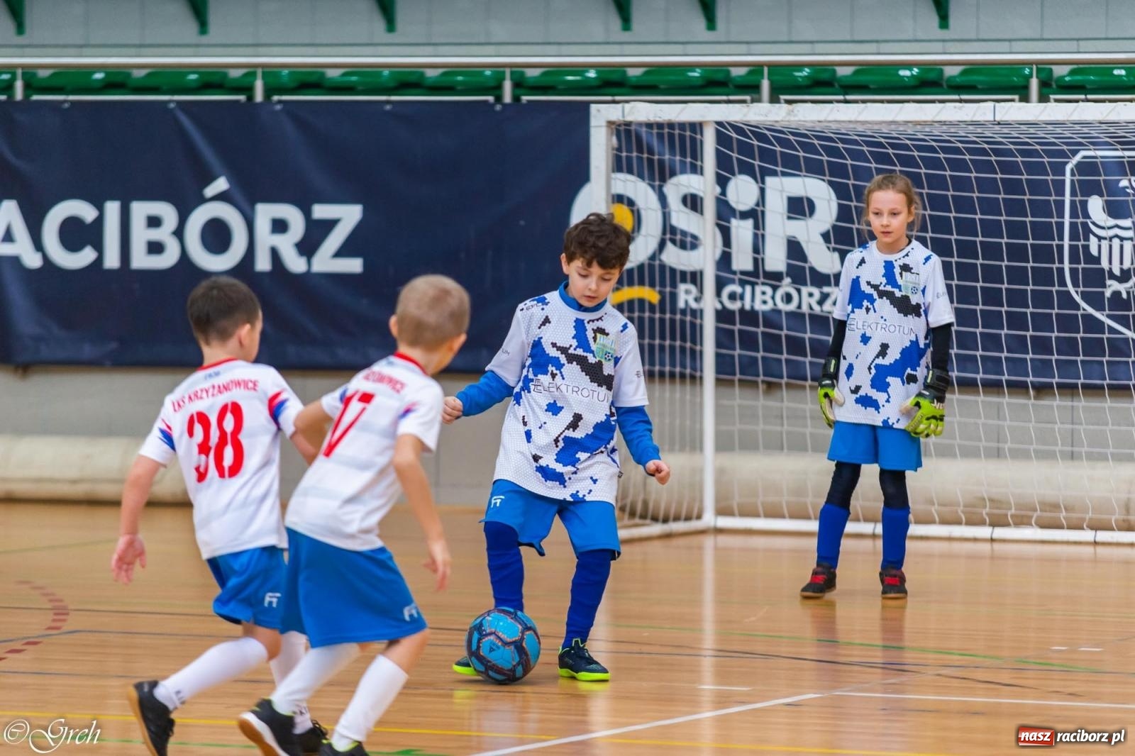 Zdjęcie w galerii na portalu naszraciborz.pl: Świąteczne zmagania piłkarskie w hali OSiR [FOTO i WIDEO] wiadomości z regionu
