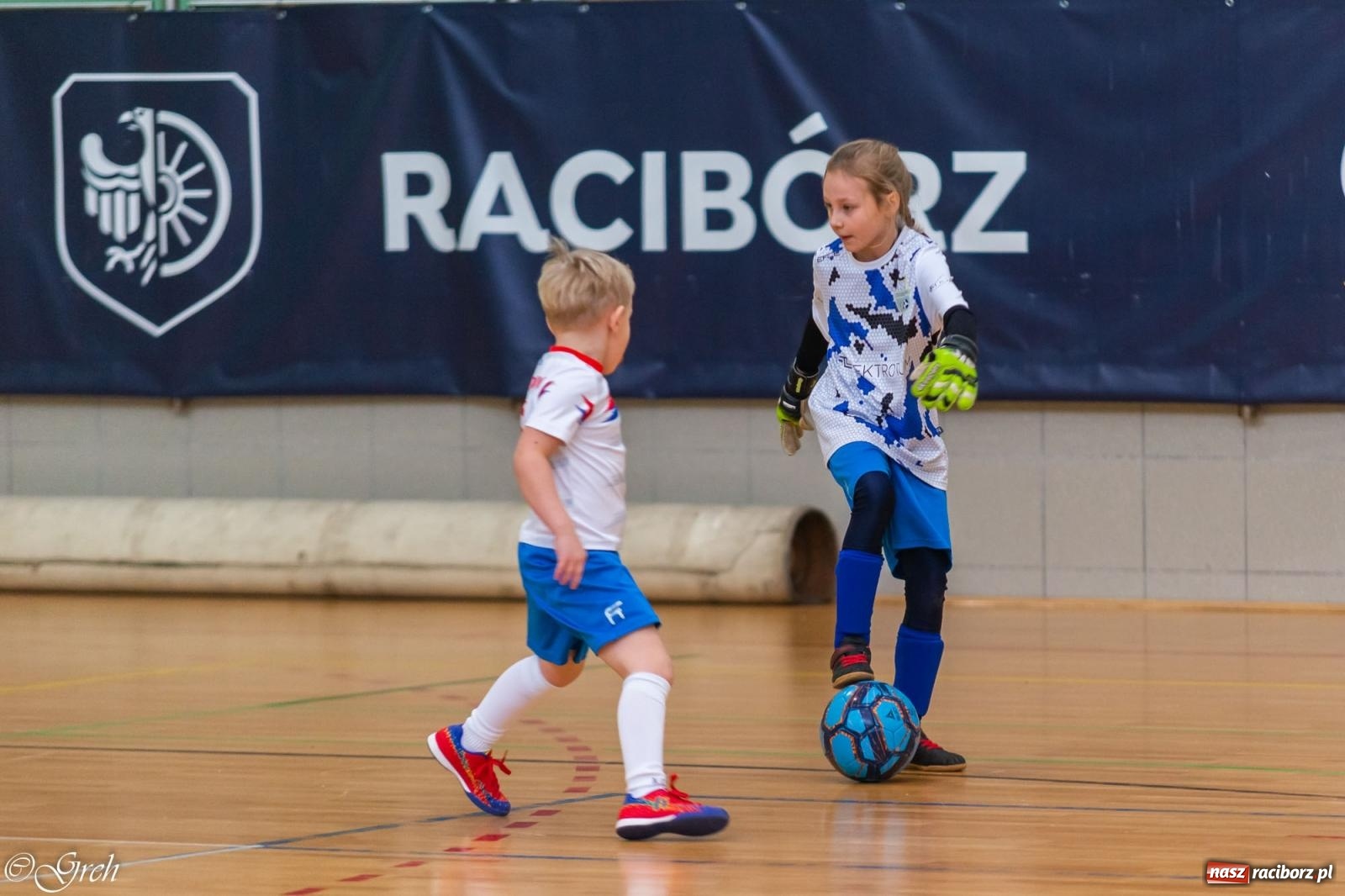 Zdjęcie w galerii na portalu naszraciborz.pl: Świąteczne zmagania piłkarskie w hali OSiR [FOTO i WIDEO] wiadomości z regionu
