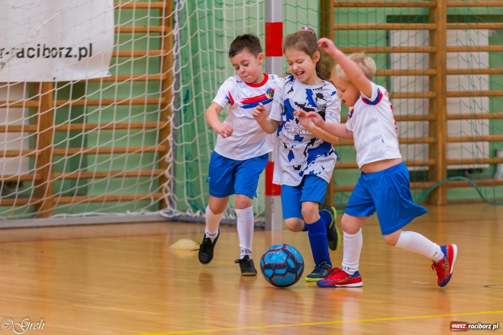Zdjęcie w galerii na portalu naszraciborz.pl: Świąteczne zmagania piłkarskie w hali OSiR [FOTO i WIDEO] wiadomości z regionu