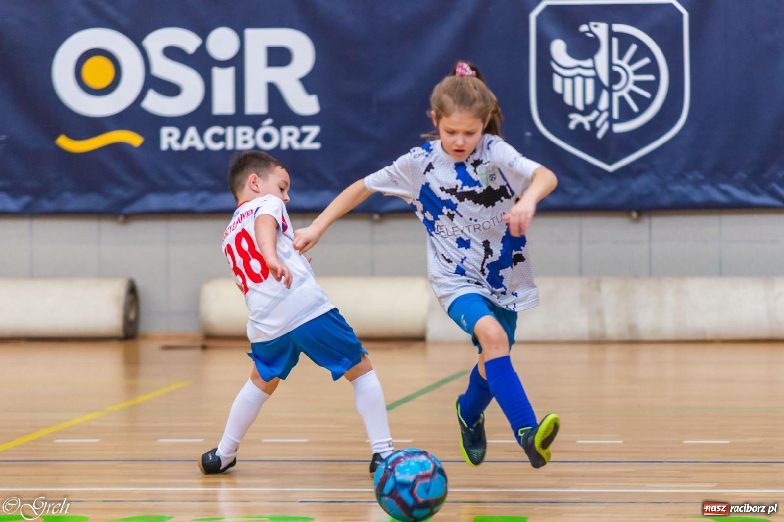 Zdjęcie w galerii na portalu naszraciborz.pl: Świąteczne zmagania piłkarskie w hali OSiR [FOTO i WIDEO] wiadomości z regionu