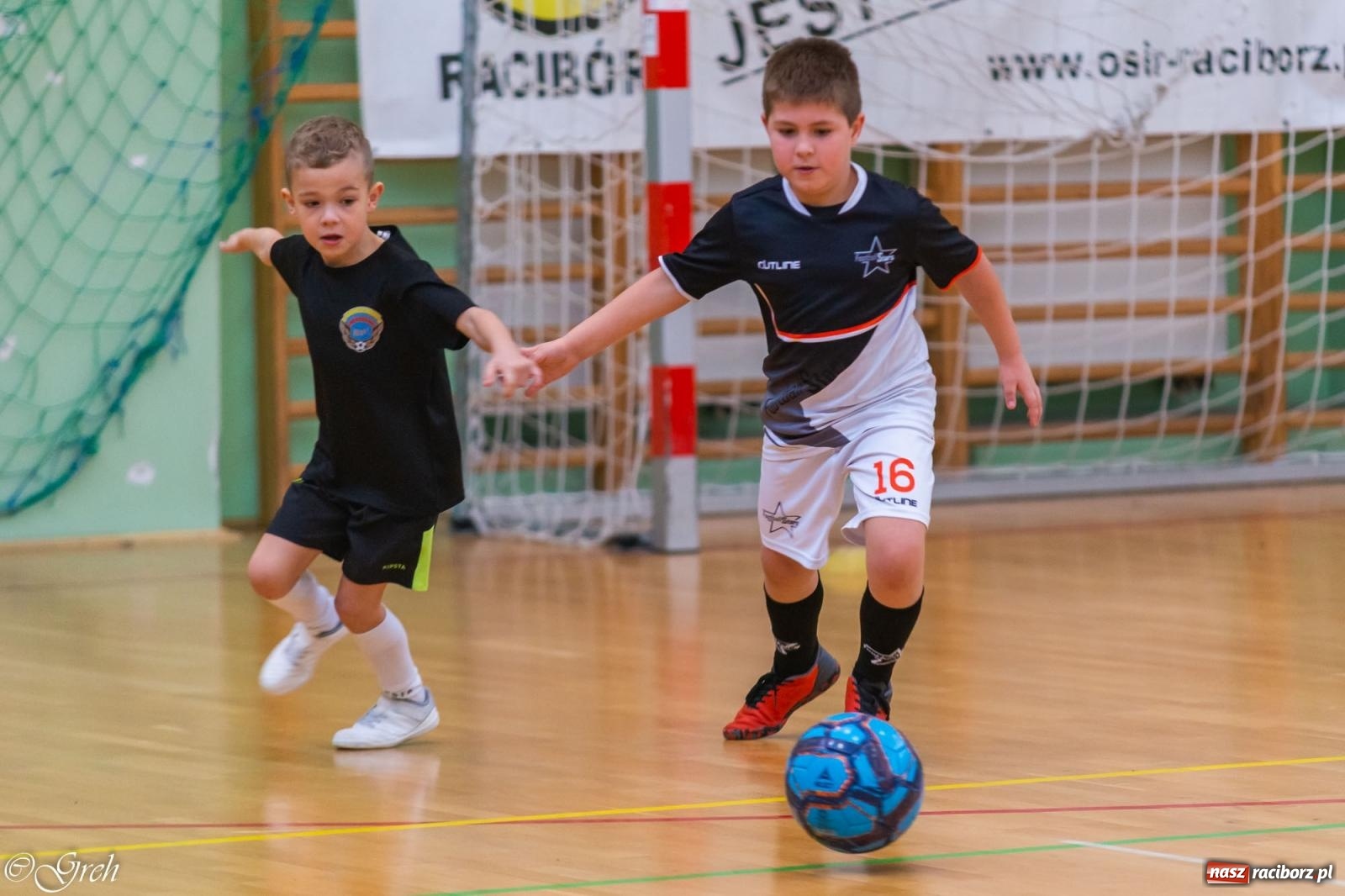 Zdjęcie w galerii na portalu naszraciborz.pl: Świąteczne zmagania piłkarskie w hali OSiR [FOTO i WIDEO] wiadomości z regionu