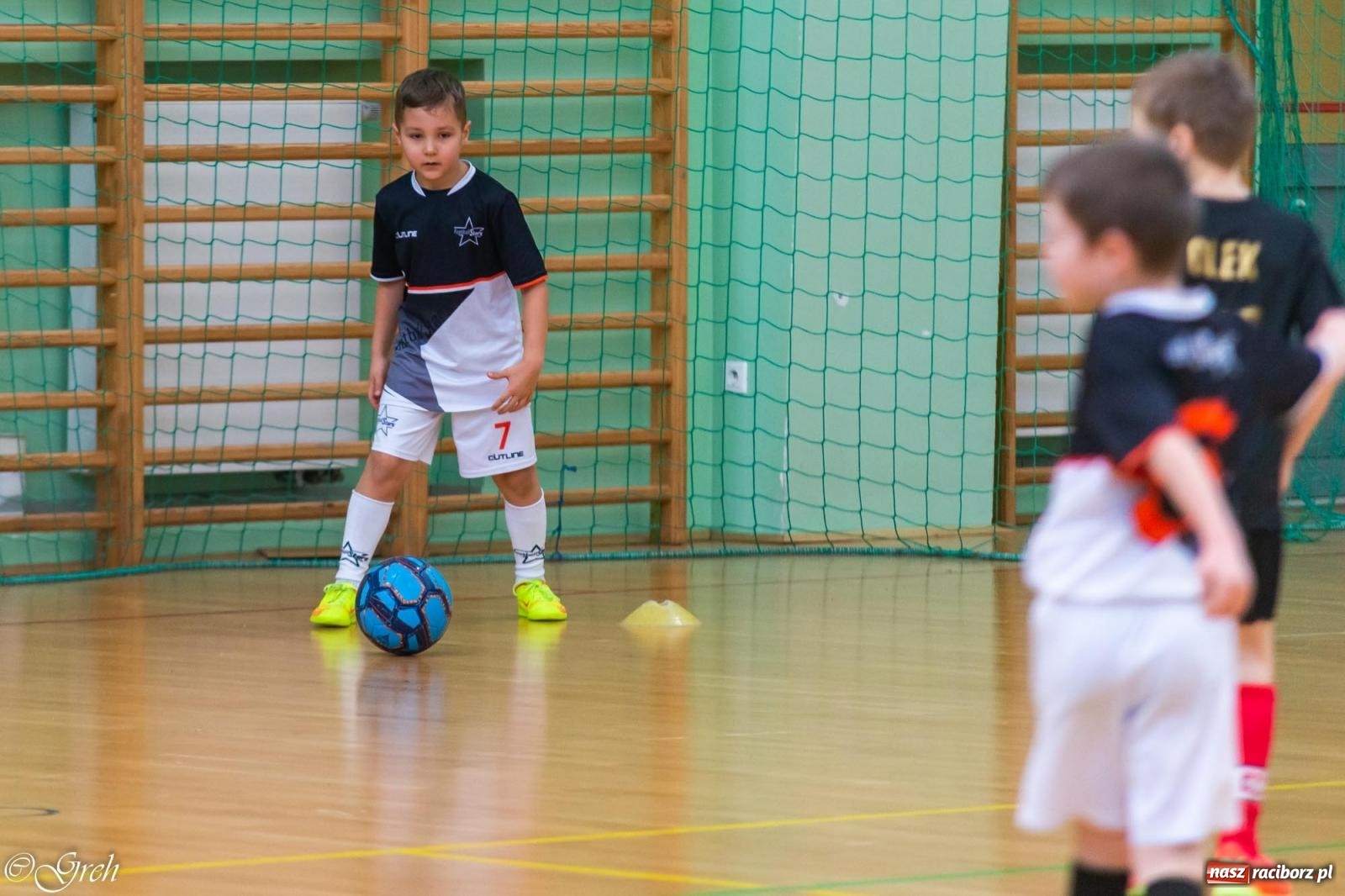 Zdjęcie w galerii na portalu naszraciborz.pl: Świąteczne zmagania piłkarskie w hali OSiR [FOTO i WIDEO] wiadomości z regionu