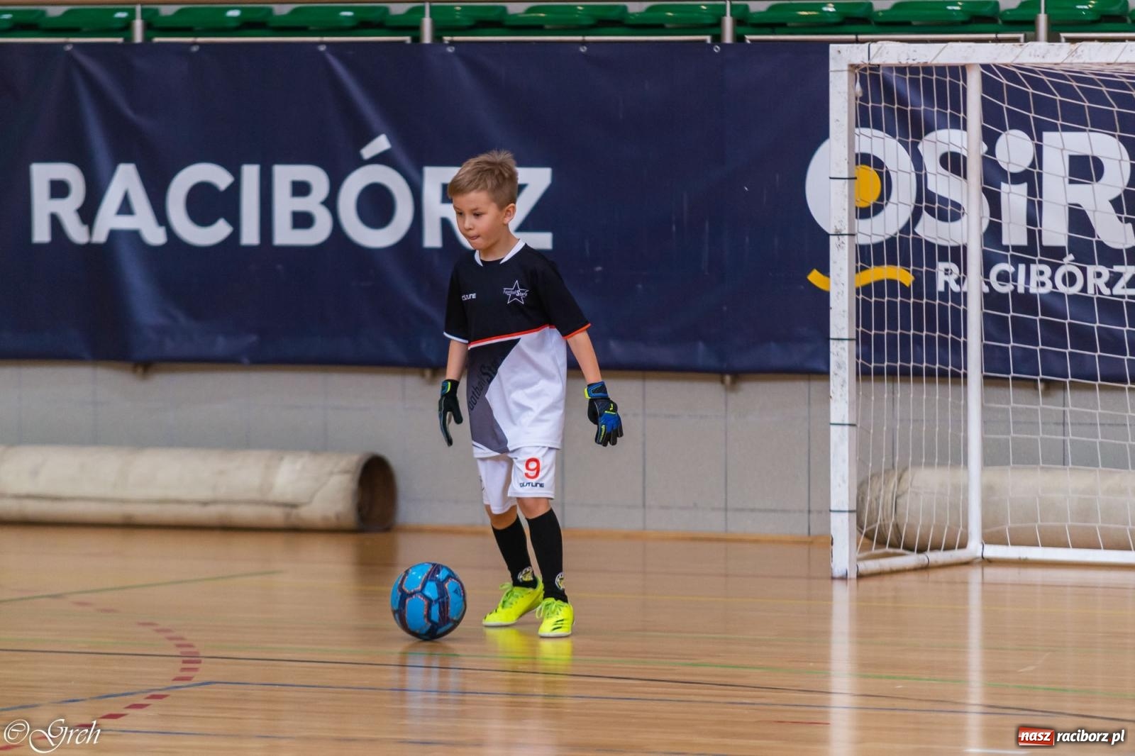 Zdjęcie w galerii na portalu naszraciborz.pl: Świąteczne zmagania piłkarskie w hali OSiR [FOTO i WIDEO] wiadomości z regionu