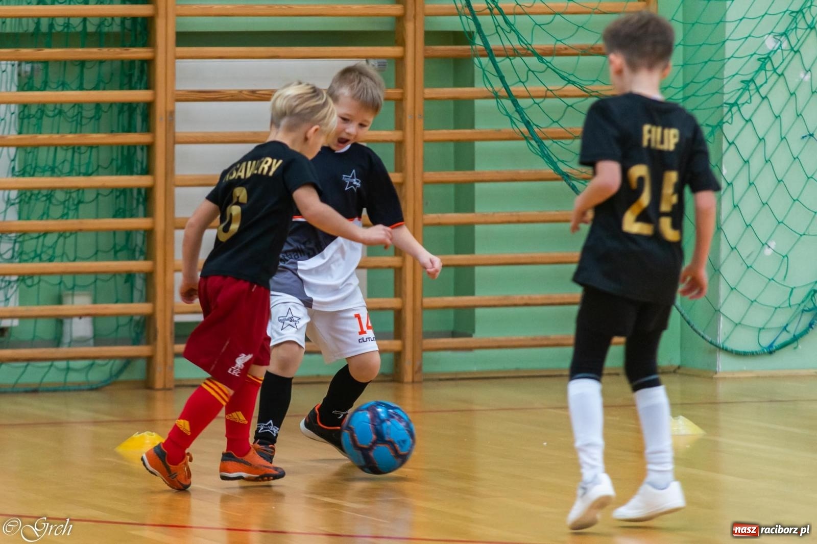 Zdjęcie w galerii na portalu naszraciborz.pl: Świąteczne zmagania piłkarskie w hali OSiR [FOTO i WIDEO] wiadomości z regionu
