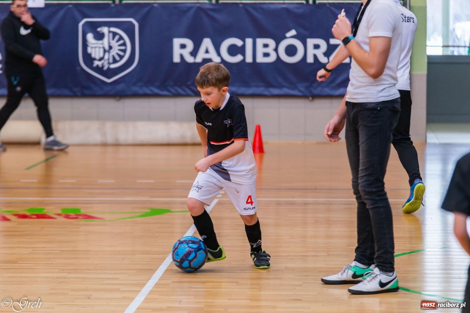 Zdjęcie w galerii na portalu naszraciborz.pl: Świąteczne zmagania piłkarskie w hali OSiR [FOTO i WIDEO] wiadomości z regionu