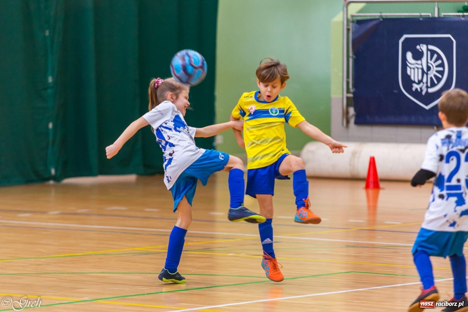 Zdjęcie w galerii na portalu naszraciborz.pl: Świąteczne zmagania piłkarskie w hali OSiR [FOTO i WIDEO] wiadomości z regionu