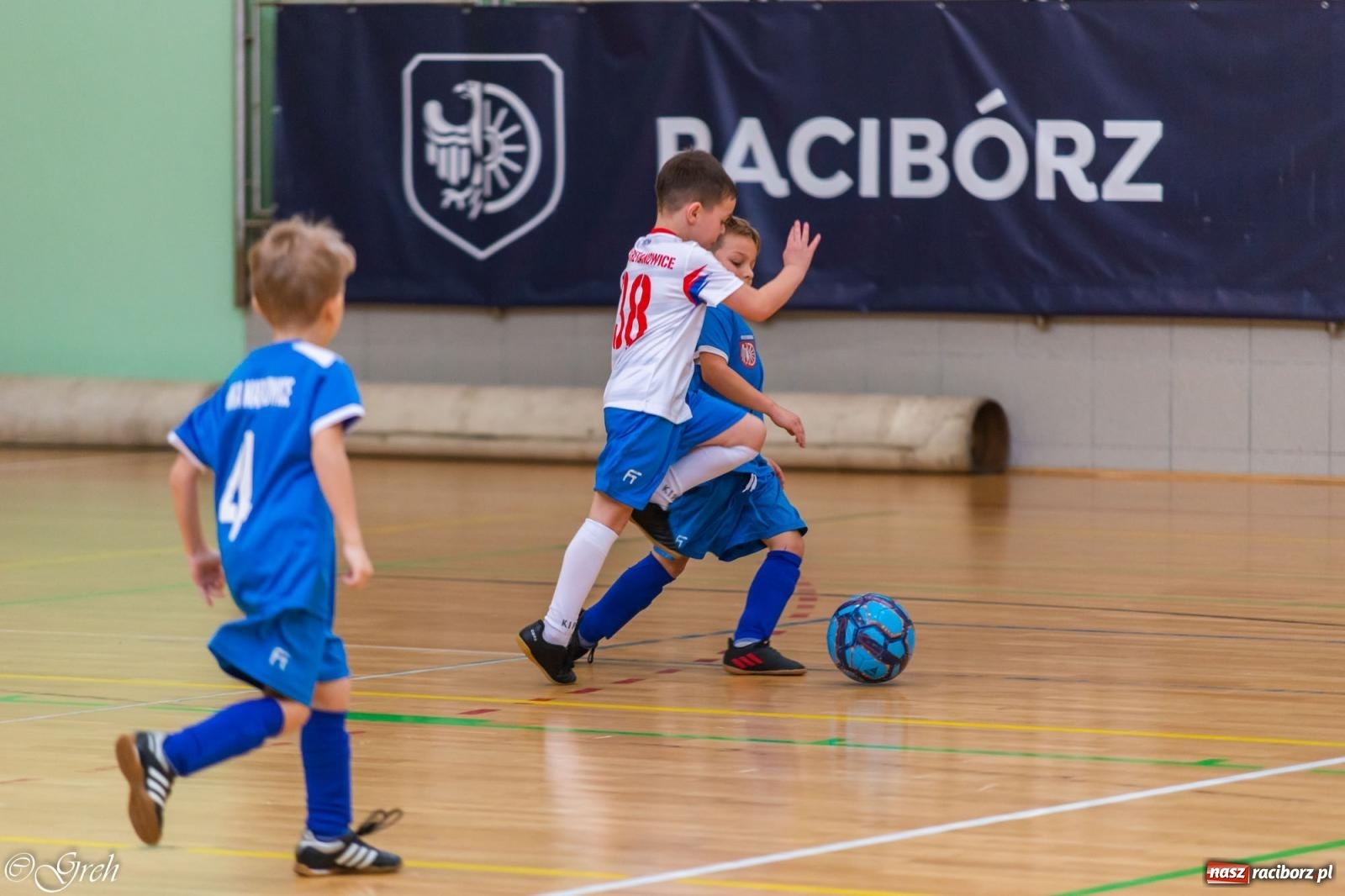 Zdjęcie w galerii na portalu naszraciborz.pl: Świąteczne zmagania piłkarskie w hali OSiR [FOTO i WIDEO] wiadomości z regionu