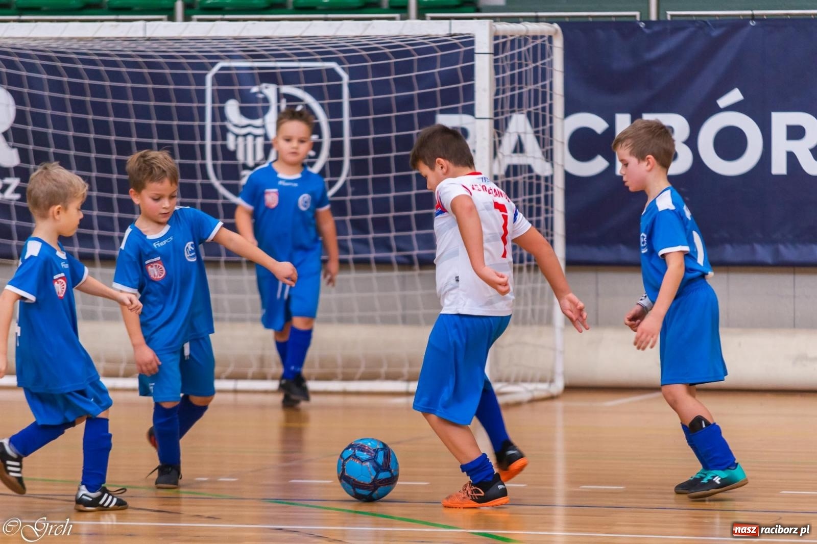 Zdjęcie w galerii na portalu naszraciborz.pl: Świąteczne zmagania piłkarskie w hali OSiR [FOTO i WIDEO] wiadomości z regionu