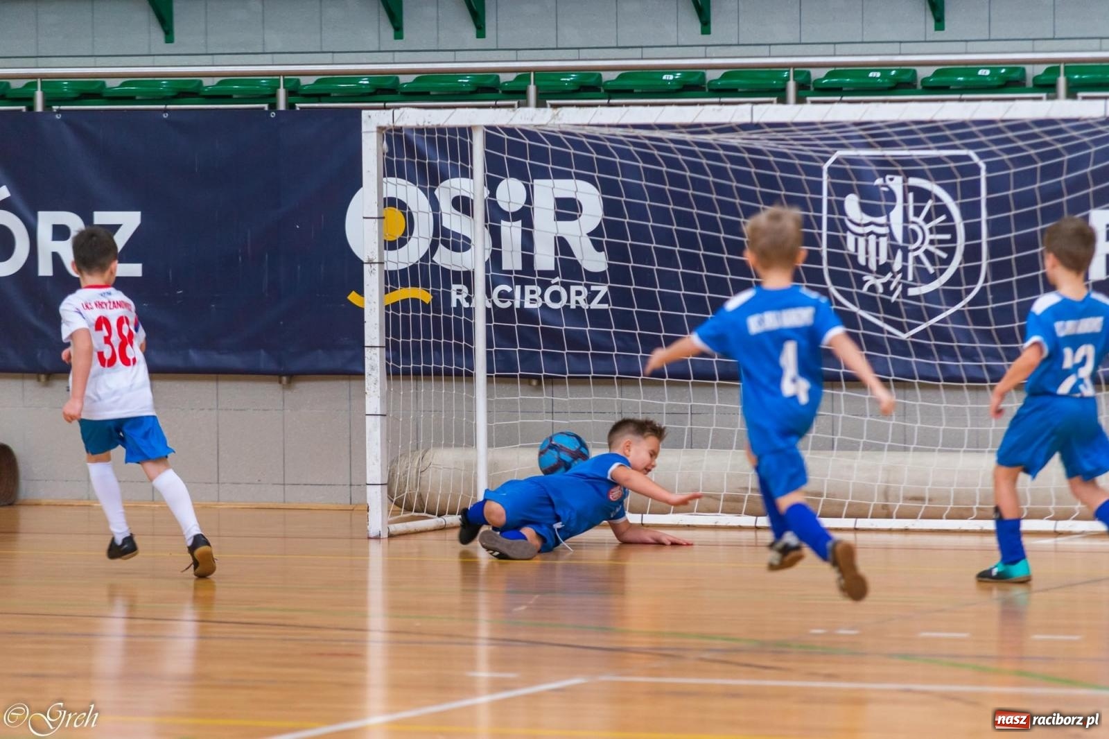 Zdjęcie w galerii na portalu naszraciborz.pl: Świąteczne zmagania piłkarskie w hali OSiR [FOTO i WIDEO] wiadomości z regionu