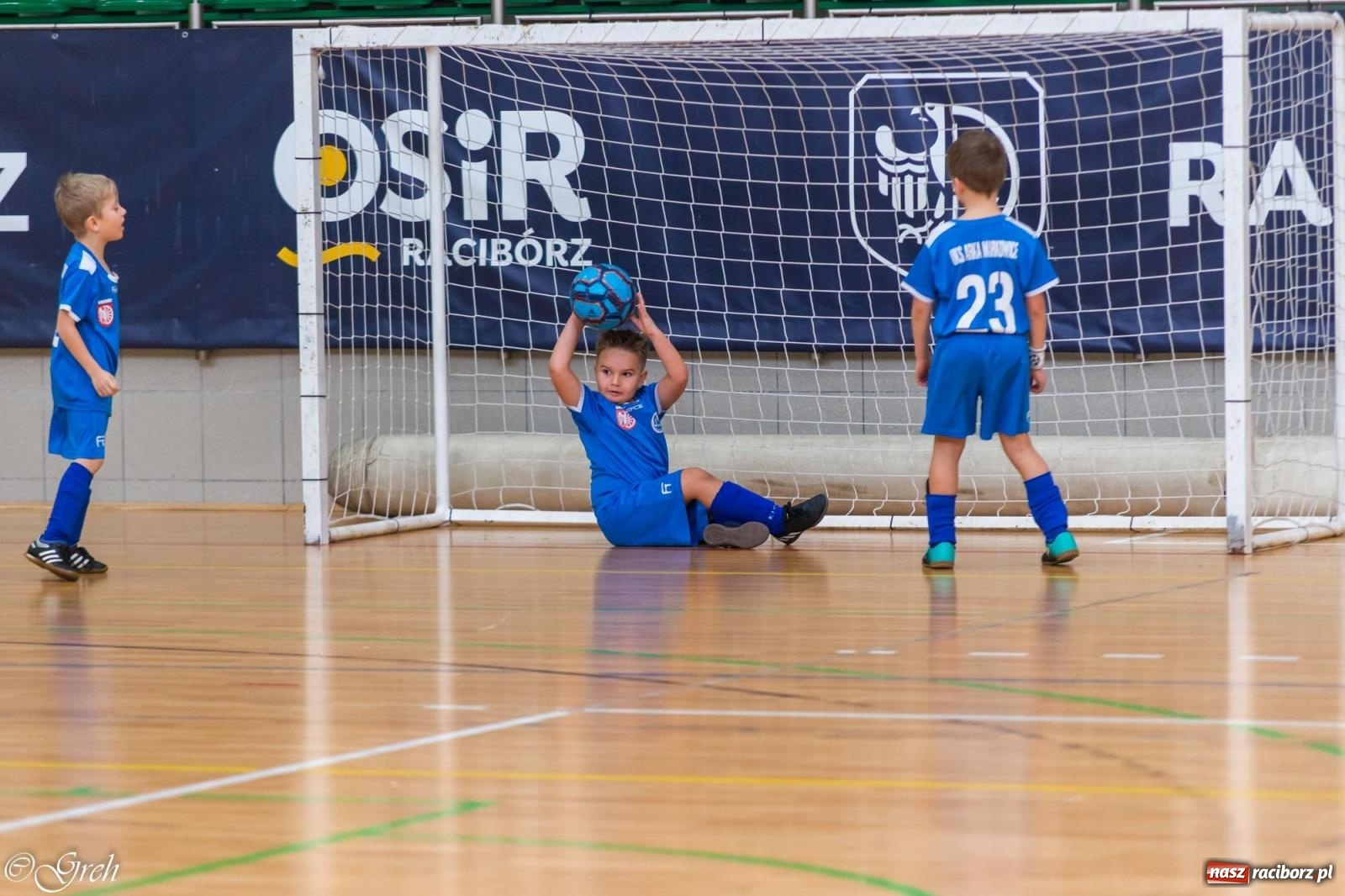 Zdjęcie w galerii na portalu naszraciborz.pl: Świąteczne zmagania piłkarskie w hali OSiR [FOTO i WIDEO] wiadomości z regionu