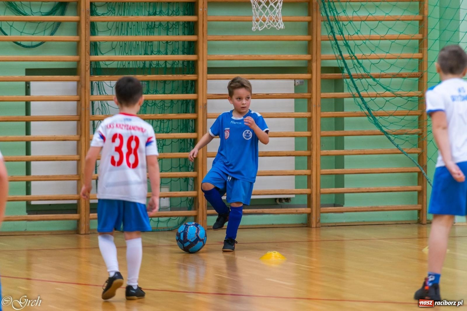 Zdjęcie w galerii na portalu naszraciborz.pl: Świąteczne zmagania piłkarskie w hali OSiR [FOTO i WIDEO] wiadomości z regionu