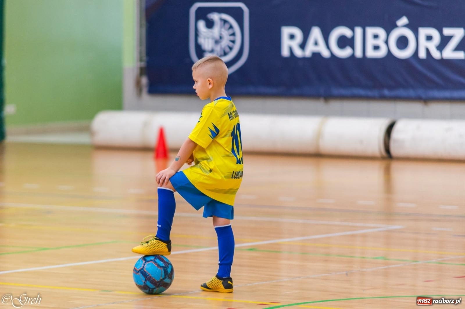 Zdjęcie w galerii na portalu naszraciborz.pl: Świąteczne zmagania piłkarskie w hali OSiR [FOTO i WIDEO] wiadomości z regionu