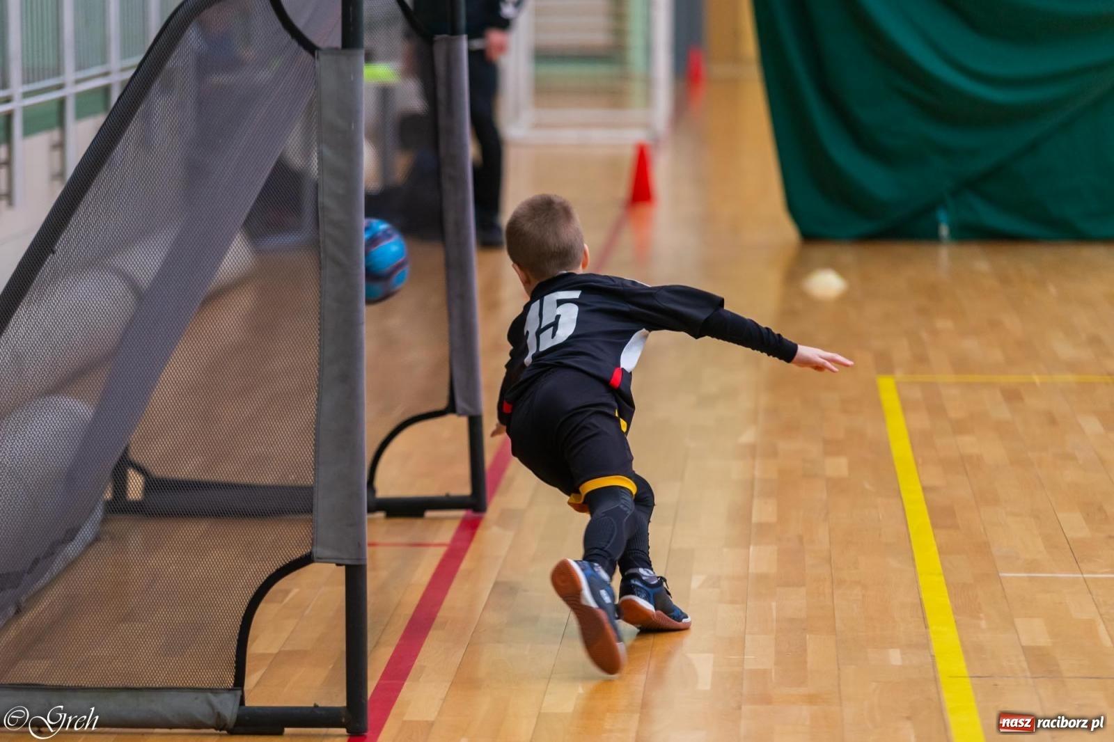 Zdjęcie w galerii na portalu naszraciborz.pl: Świąteczne zmagania piłkarskie w hali OSiR [FOTO i WIDEO] wiadomości z regionu