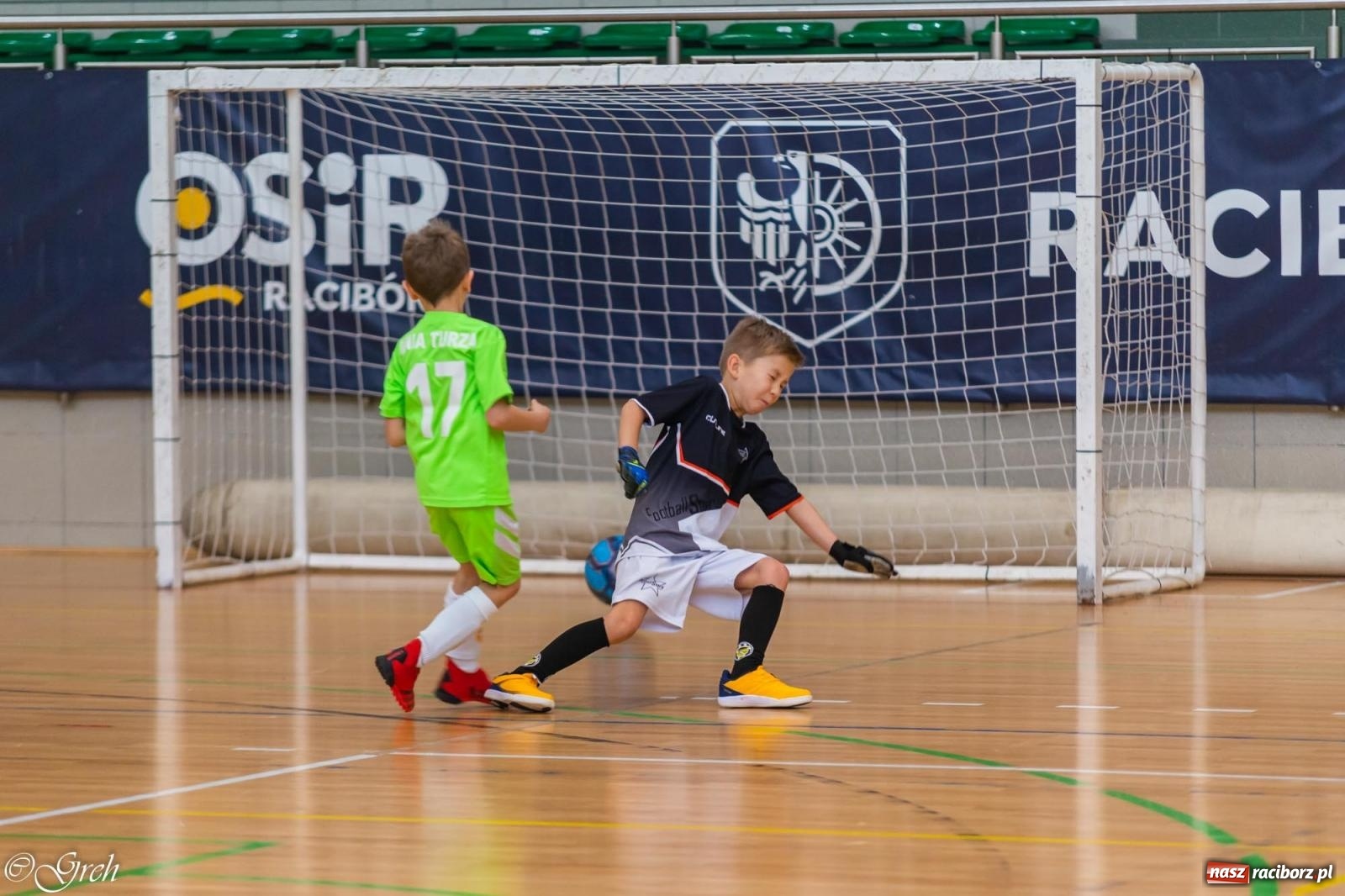 Zdjęcie w galerii na portalu naszraciborz.pl: Świąteczne zmagania piłkarskie w hali OSiR [FOTO i WIDEO] wiadomości z regionu