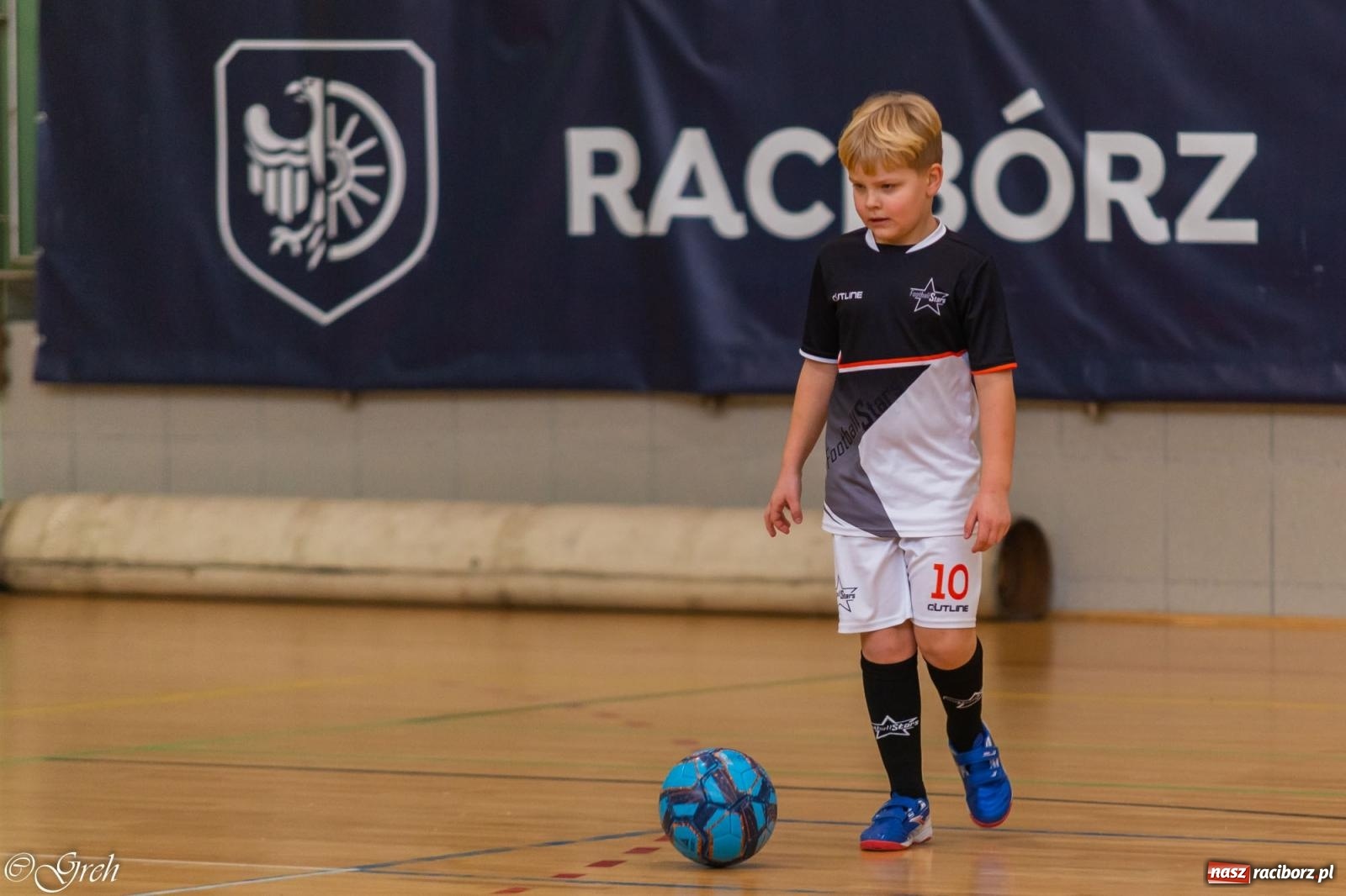 Zdjęcie w galerii na portalu naszraciborz.pl: Świąteczne zmagania piłkarskie w hali OSiR [FOTO i WIDEO] wiadomości z regionu
