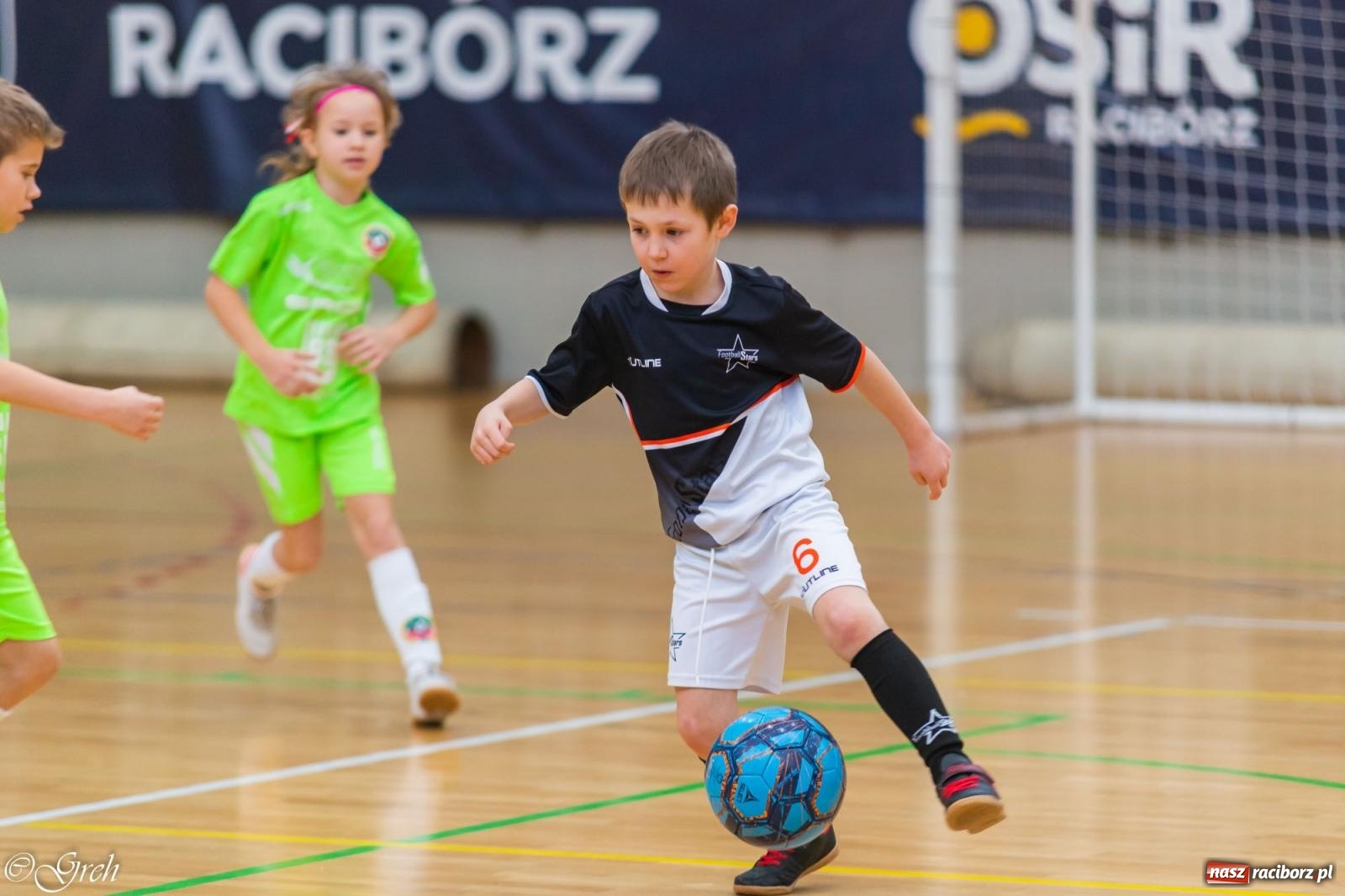 Zdjęcie w galerii na portalu naszraciborz.pl: Świąteczne zmagania piłkarskie w hali OSiR [FOTO i WIDEO] wiadomości z regionu