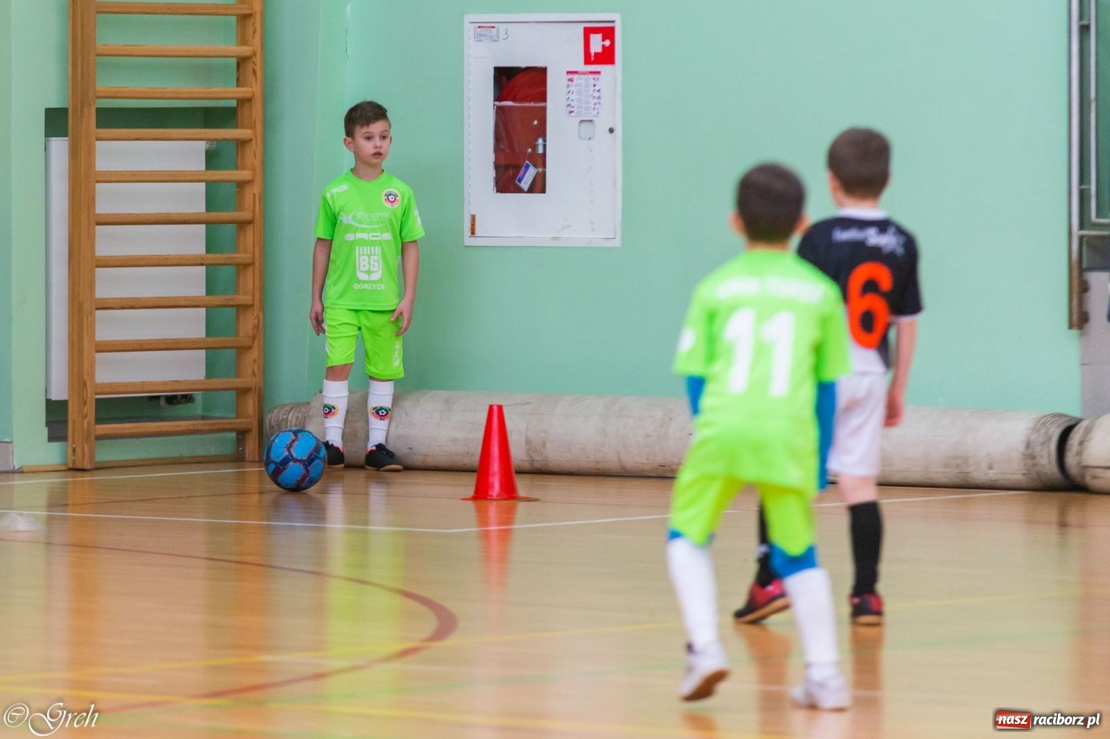 Zdjęcie w galerii na portalu naszraciborz.pl: Świąteczne zmagania piłkarskie w hali OSiR [FOTO i WIDEO] wiadomości z regionu