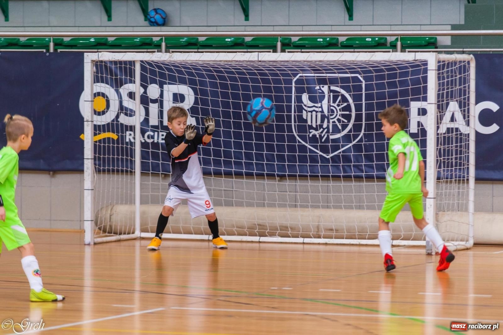 Zdjęcie w galerii na portalu naszraciborz.pl: Świąteczne zmagania piłkarskie w hali OSiR [FOTO i WIDEO] wiadomości z regionu