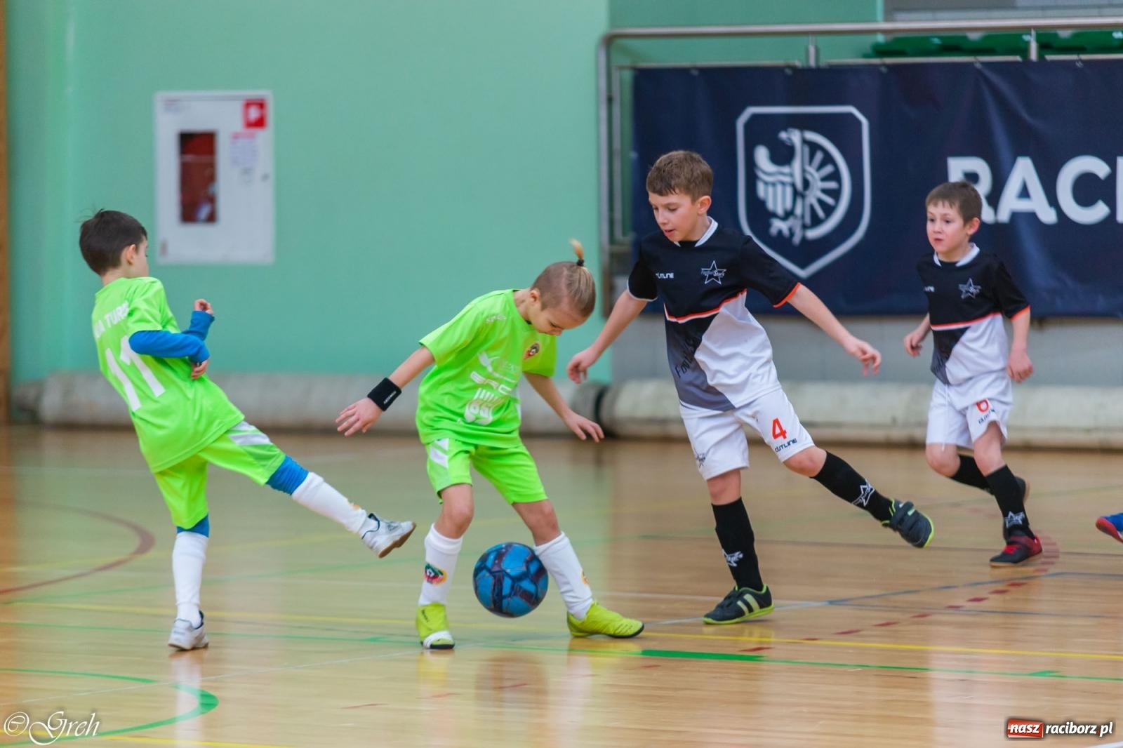 Zdjęcie w galerii na portalu naszraciborz.pl: Świąteczne zmagania piłkarskie w hali OSiR [FOTO i WIDEO] wiadomości z regionu