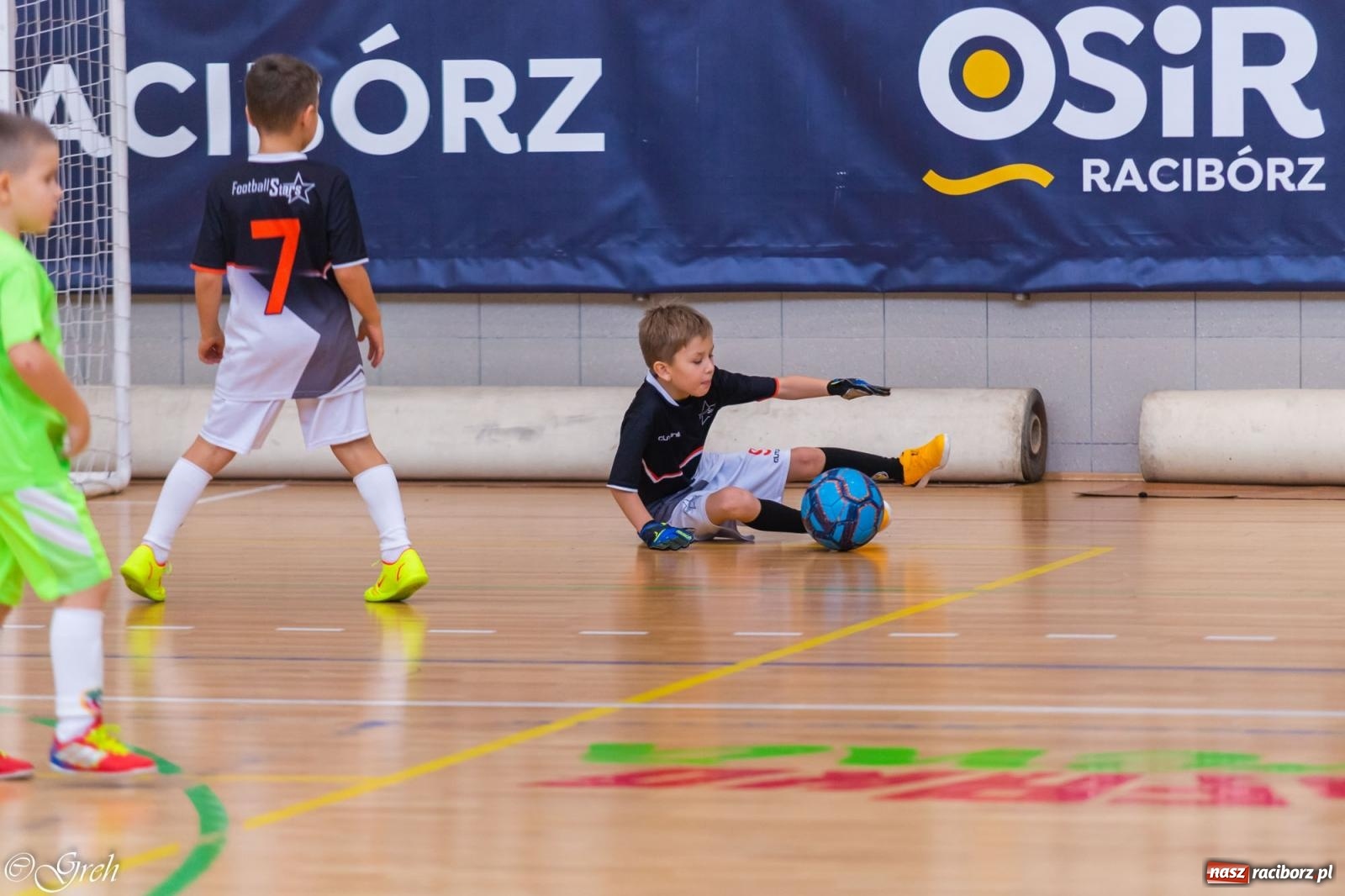 Zdjęcie w galerii na portalu naszraciborz.pl: Świąteczne zmagania piłkarskie w hali OSiR [FOTO i WIDEO] wiadomości z regionu