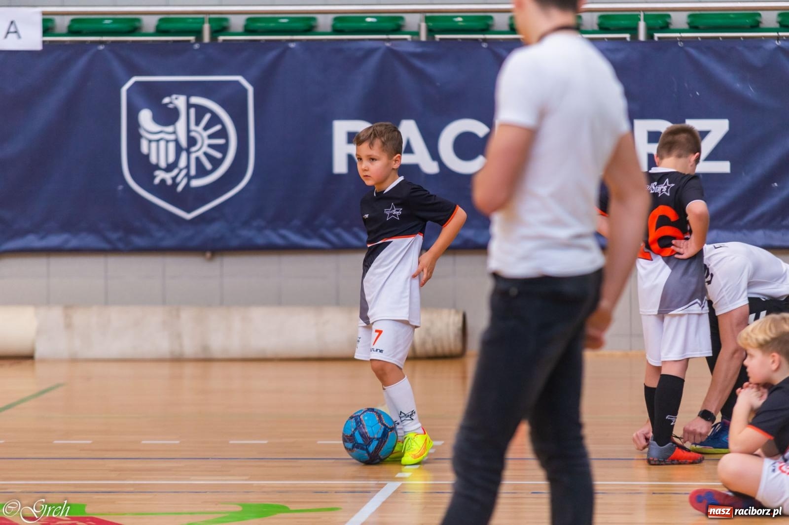 Zdjęcie w galerii na portalu naszraciborz.pl: Świąteczne zmagania piłkarskie w hali OSiR [FOTO i WIDEO] wiadomości z regionu