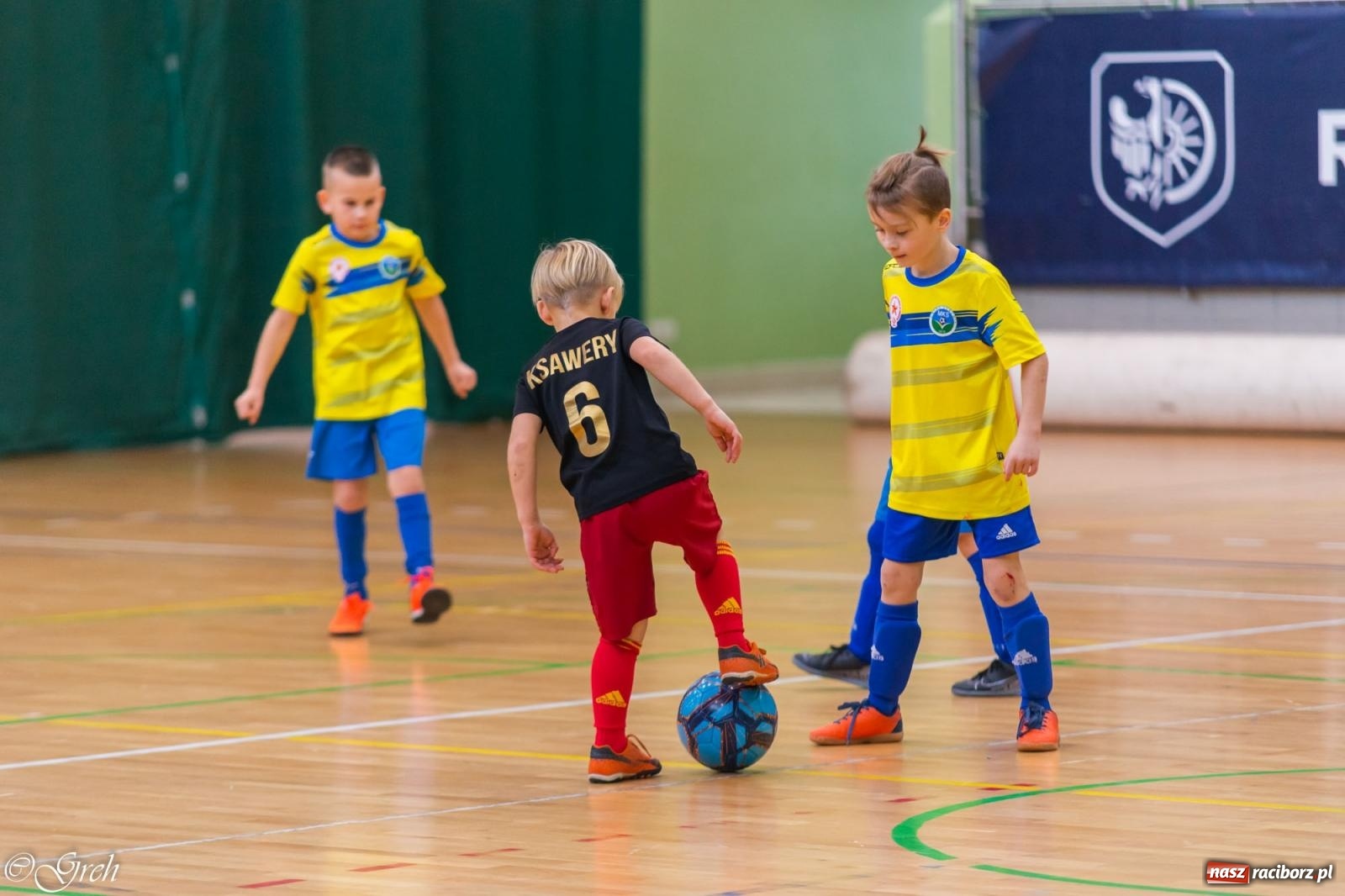 Zdjęcie w galerii na portalu naszraciborz.pl: Świąteczne zmagania piłkarskie w hali OSiR [FOTO i WIDEO] wiadomości z regionu