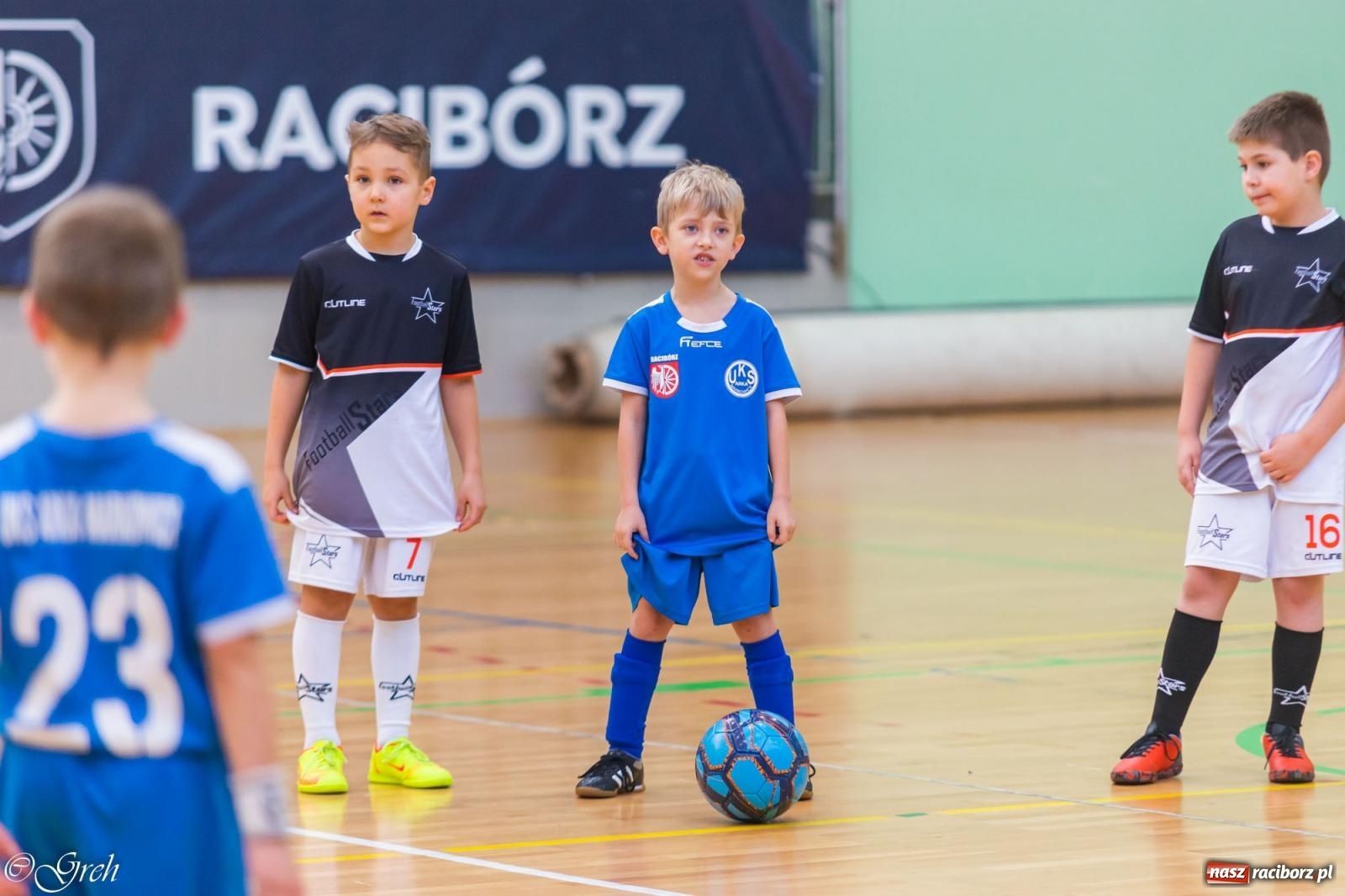 Zdjęcie w galerii na portalu naszraciborz.pl: Świąteczne zmagania piłkarskie w hali OSiR [FOTO i WIDEO] wiadomości z regionu