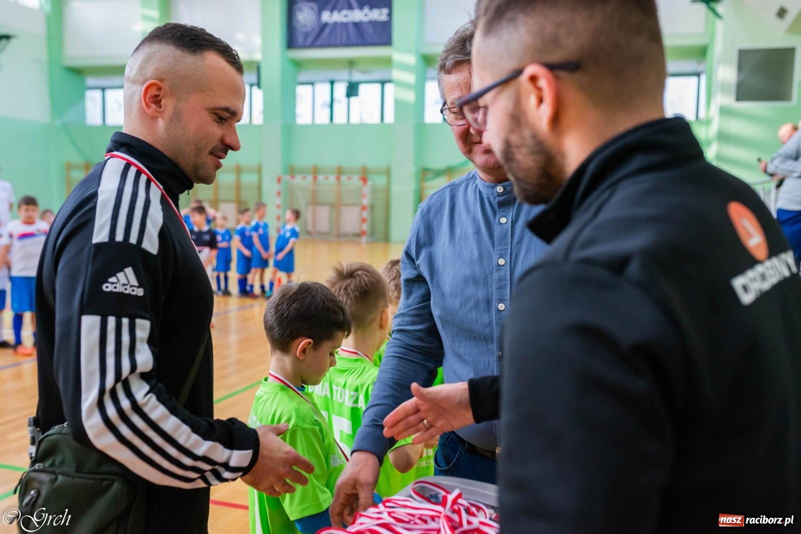 Zdjęcie w galerii na portalu naszraciborz.pl: Świąteczne zmagania piłkarskie w hali OSiR [FOTO i WIDEO] wiadomości z regionu