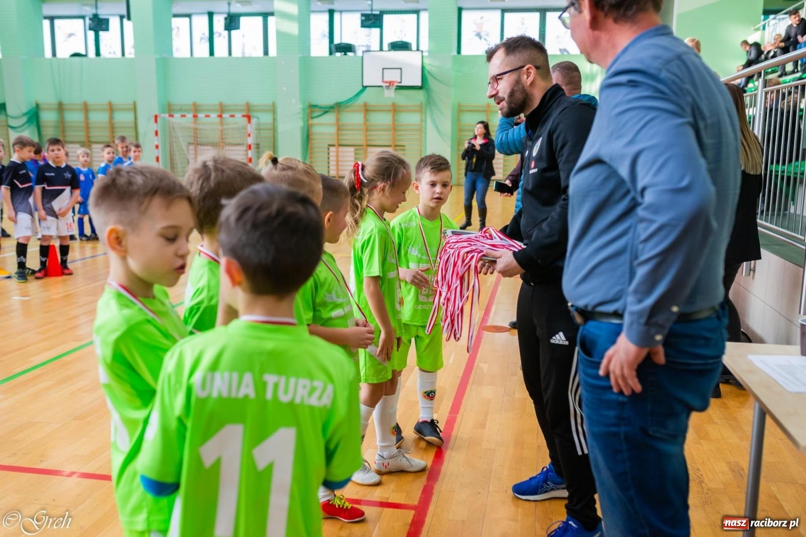 Zdjęcie w galerii na portalu naszraciborz.pl: Świąteczne zmagania piłkarskie w hali OSiR [FOTO i WIDEO] wiadomości z regionu