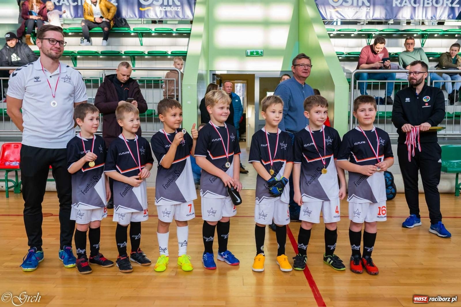 Zdjęcie w galerii na portalu naszraciborz.pl: Świąteczne zmagania piłkarskie w hali OSiR [FOTO i WIDEO] wiadomości z regionu