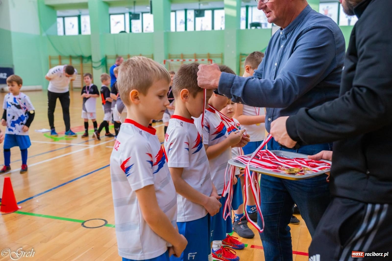 Zdjęcie w galerii na portalu naszraciborz.pl: Świąteczne zmagania piłkarskie w hali OSiR [FOTO i WIDEO] wiadomości z regionu