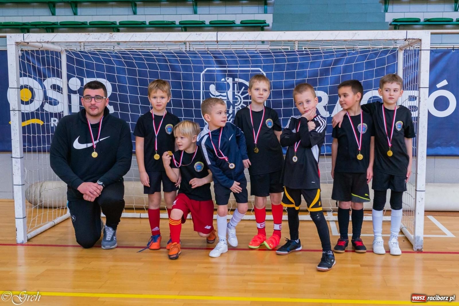 Zdjęcie w galerii na portalu naszraciborz.pl: Świąteczne zmagania piłkarskie w hali OSiR [FOTO i WIDEO] wiadomości z regionu