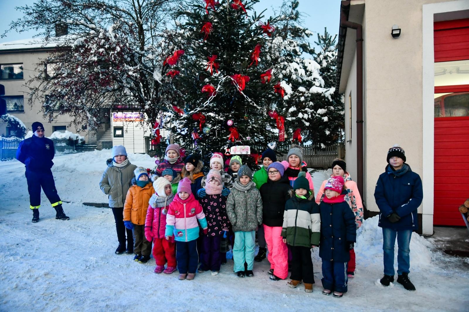 Zdjęcie w galerii na portalu naszraciborz.pl: Świątecznie i rodzinnie przy bojanowskiej remizie wiadomości z regionu